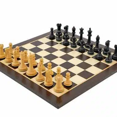 Ensemble Victoria complet : pièces en buis noir et naturel sur échiquier wenge et bouleau