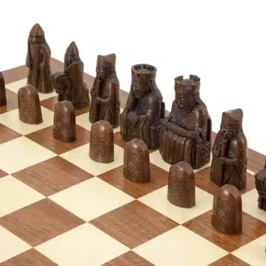 Ensemble Ile de Lewis Géant Echiquier en Bois d'Erable et d'Acajou et Jeu d'Echecs Ile de Lewis – Image 3