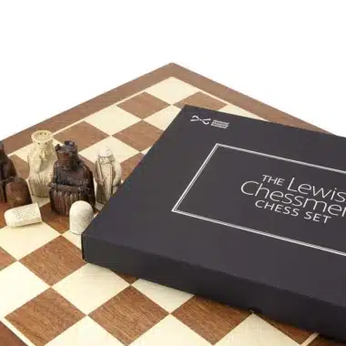 Ensemble Ile de Lewis Géant Echiquier en Bois d'Erable et d'Acajou et Jeu d'Echecs Ile de Lewis – Image 5