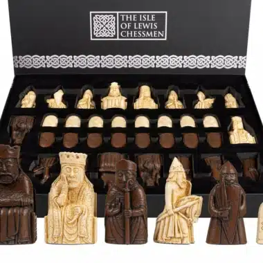 Ensemble Ile de Lewis Géant Echiquier en Bois d'Erable et d'Acajou et Jeu d'Echecs Ile de Lewis – Image 6