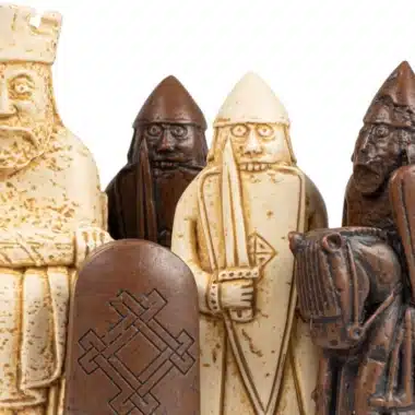 Ensemble Ile de Lewis Géant Echiquier en Bois d'Erable et d'Acajou et Jeu d'Echecs Ile de Lewis – Image 4
