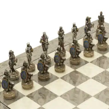 Ensemble Dark Fantasy Echiquier en Bois de Frêne Gris et Jeu d'Echecs en Résine – Image 3