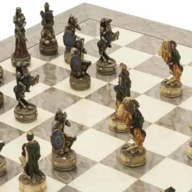 Ensemble Dark Fantasy Echiquier en Bois de Frêne Gris et Jeu d'Echecs en Résine – Image 4