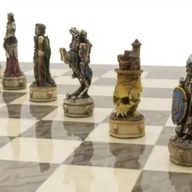 Ensemble Dark Fantasy Echiquier en Bois de Frêne Gris et Jeu d'Echecs en Résine – Image 6