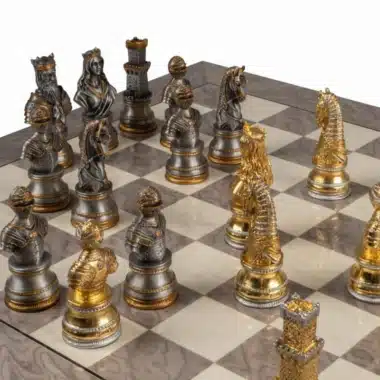 Jeu Medieval Royal en position de jeu, pièces dorées et argentées face à face