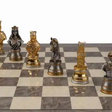 Détail des pièces royales dorées et argentées du jeu Medieval Royal