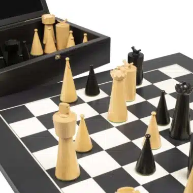 Coffret ouvert en wengé révélant les pièces d'échecs ébonisées rangées