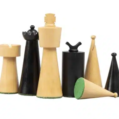 Pièces d'échecs Art Deco en buis ébonisé et bois naturel avec base feutrée