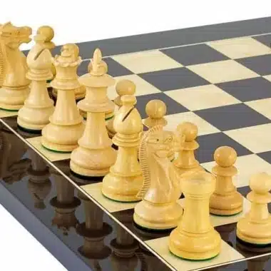 Ensemble "Fleur Noire" Echiquier en Bois d'Erable & Jeu d'Echecs en Bois de Buis