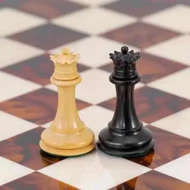 Ensemble "Souverain" Echiquier en Bois et Racine d'Erable, Jeu d'Echecs en Bois d'Ebene & Coffret de Rangement en Racine de Placage