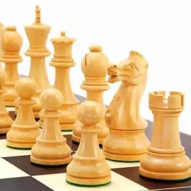 Ensemble "Frankfurt" Echiquier en Bois d'Erable et Jeu d'Echecs en Bois de Buis