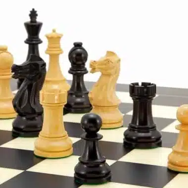 Ensemble "Frankfurt" Echiquier en Bois d'Erable et Jeu d'Echecs en Bois de Buis
