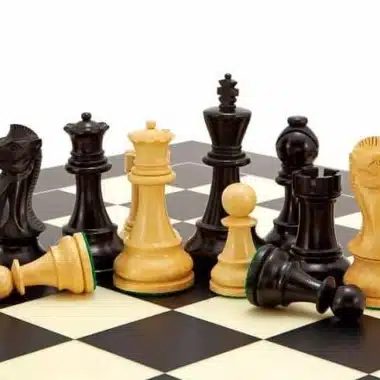 Ensemble "Frankfurt" Echiquier en Bois d'Erable et Jeu d'Echecs en Bois de Buis
