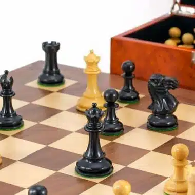 Pièces ébonisées noires en position de jeu avec coffret en placage de racine ouvert