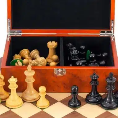 Coffret de rangement en placage de racine ouvert, compartiments avec pièces claires et foncées