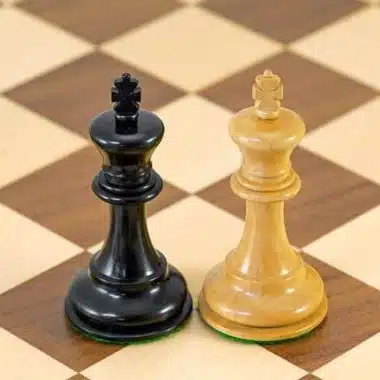 Rois noir et clair face à face sur l'échiquier en érable et noyer