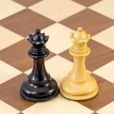 Dames noire et blanche du jeu Highgrove posées sur l'échiquier