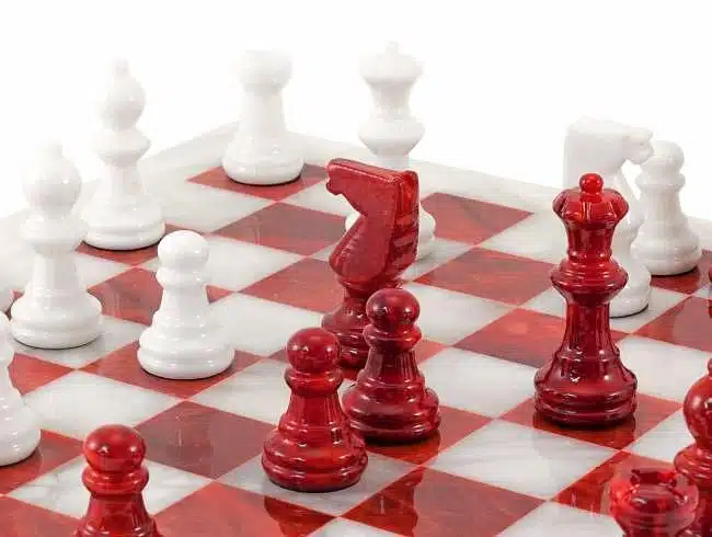 Ensemble "Rouge et Blanc" Echiquier et Jeu d'Echecs en Albâtre de Volterra