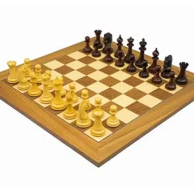 Vue d'ensemble du jeu d'échecs Sheffield I monté sur l'échiquier en noyer