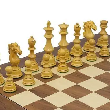 Pièces d'échecs ivoire Sun Tzu détaillées sur l'échiquier en érable