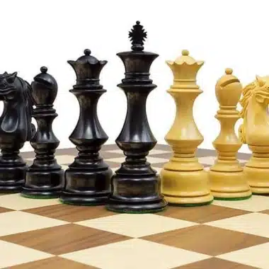 Pièces Sun Tzu en ivoire et ébène alignées sur l'échiquier en noyer et érable