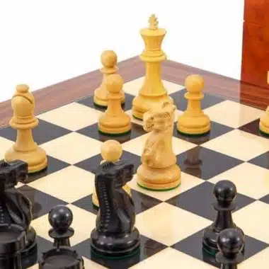 Ensemble "Supreme" Echiquier en Bois d'Erable et de Rose Doré, Jeu d'Echecs en Bois d'Ebene et Buis & Coffret de Rangement en Placage de Racines