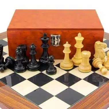 Ensemble "Supreme" Echiquier en Bois d'Erable et de Rose Doré, Jeu d'Echecs en Bois d'Ebene et Buis & Coffret de Rangement en Placage de Racines