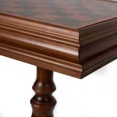 Table d'échecs Empire Lounge gros plan sur le bord moulé du plateau