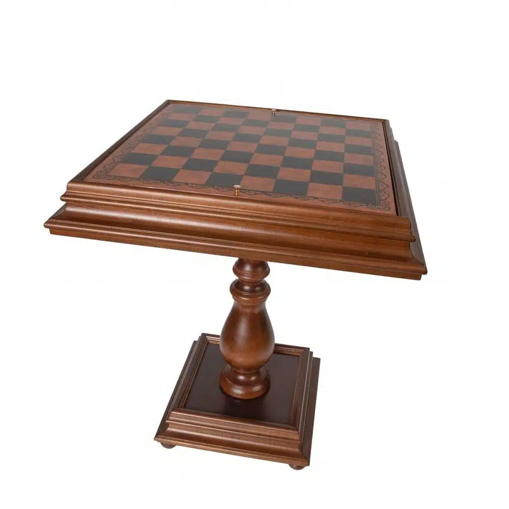 Table échiquier en bois sur pied central, vue d'ensemble de trois quarts