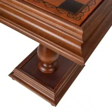 Table d'échecs Empire Lounge gros plan sur le pied et le socle en hêtre