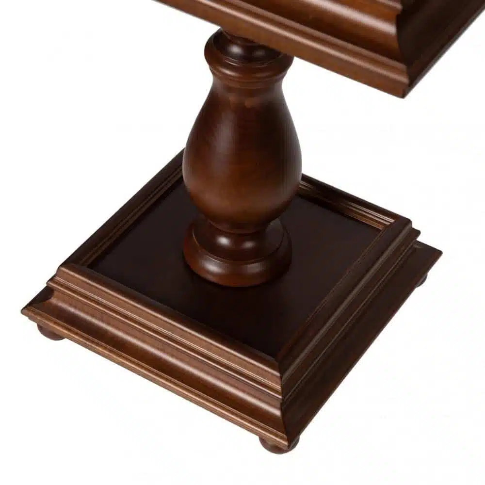 Table échiquier, détail du pied balustre et de la base carrée en bois