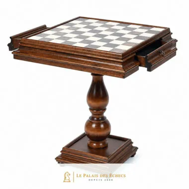 Table échiquier de luxe en hêtre, tiroir de rangement ouvert, vue de côté