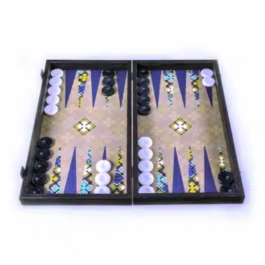 Backgammon Floral Créatif avec pions noirs et blancs disposés sur le plateau