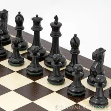 Pièces noires en buis teinté alignées sur l'échiquier wenge et bouleau, détail