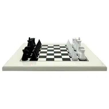 Ensemble Pyramide Moderne Blanc Echiquier en Bois Massif Laqué  Blanc & Jeu d'Echecs en Bois Laqué Noir et Blanc – Image 3