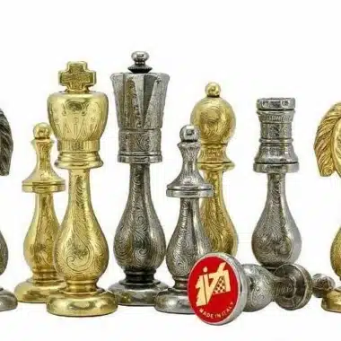 Ensemble Arabic Style IV Echiquier en Similicuir avec Rangement et Jeu d'Echecs en Métal Plaqué Or et Argent – Image 4