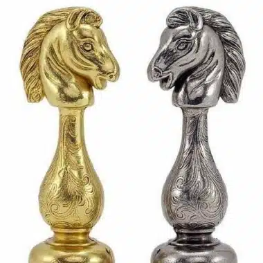 Ensemble Arabic Style IV Echiquier en Similicuir avec Rangement et Jeu d'Echecs en Métal Plaqué Or et Argent – Image 5