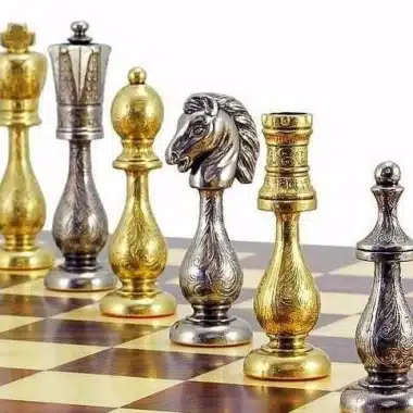 Ensemble Arabic Style IV Echiquier en Similicuir avec Rangement et Jeu d'Echecs en Métal Plaqué Or et Argent – Image 9