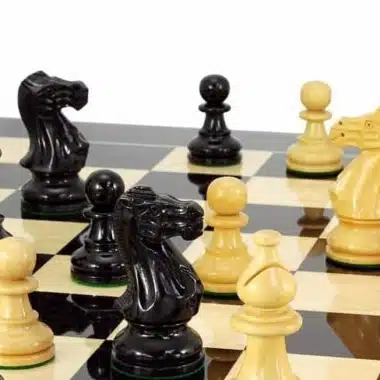 Cavaliers noirs et clairs sculptés face à face sur l'échiquier en bois