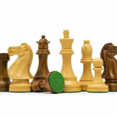 Pièces d'échecs en teck, détail des cavaliers, de la dame, du roi et du fou avec feutrine