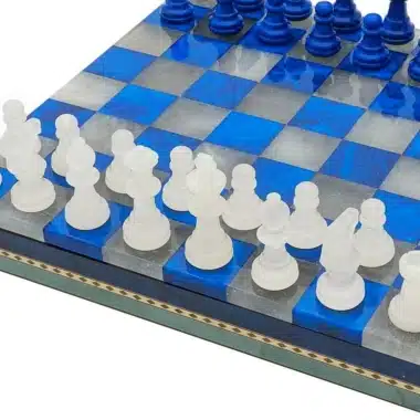Ensemble Bleu et Blanc Echiquier et Jeu d'Echecs en Marbre Antique avec Coffre de Rangement – Image 3