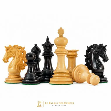 Pièces du jeu d'échecs Constantine mises en valeur, détail des sculptures