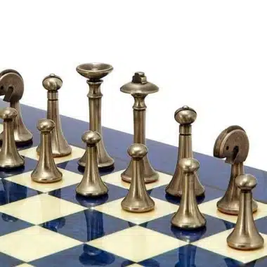 Ensemble Contemporain Bleu Echiquier en Bois d'Erable & Jeu d'Echecs en Laiton Massif – Image 4