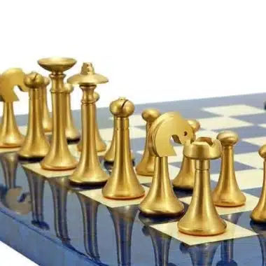 Ensemble Contemporain Bleu Echiquier en Bois d'Erable & Jeu d'Echecs en Laiton Massif – Image 3