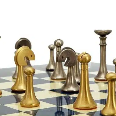 Ensemble Contemporain Bleu Echiquier en Bois d'Erable & Jeu d'Echecs en Laiton Massif – Image 5