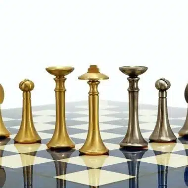 Ensemble Contemporain Bleu Echiquier en Bois d'Erable & Jeu d'Echecs en Laiton Massif – Image 6