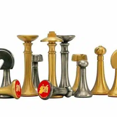 Ensemble Contemporain Bleu Echiquier en Bois d'Erable & Jeu d'Echecs en Laiton Massif – Image 12
