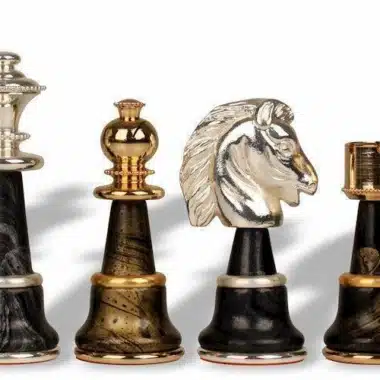 Ensemble Staunton Fantasy XL Echiquier en Bois d'Erable Vert & Jeu d'Echecs en Laiton et Bois Plaqué Or et Argent – Image 8