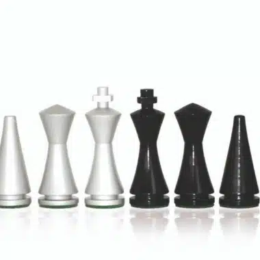 Ensemble Pyramide Moderne Noir Echiquier en Bois Massif Laqué Noir & Jeu d'Echecs en Bois Massif Laqué Noir et Blanc – Image 9