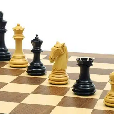 Vue rapprochée des pièces Gambit en pleine partie sur l'échiquier